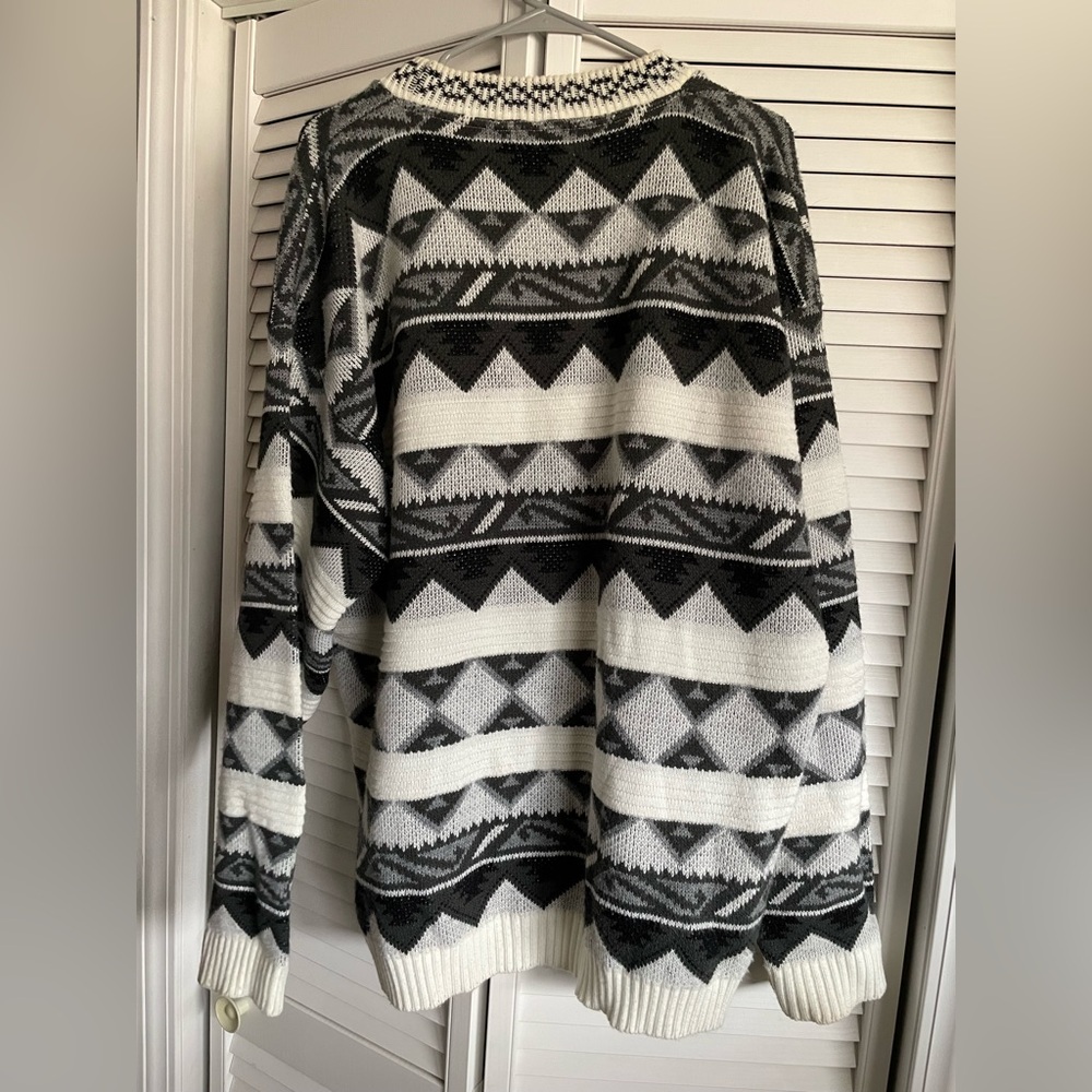 Geometric Patterned Sweater - Picture 5 of 6
